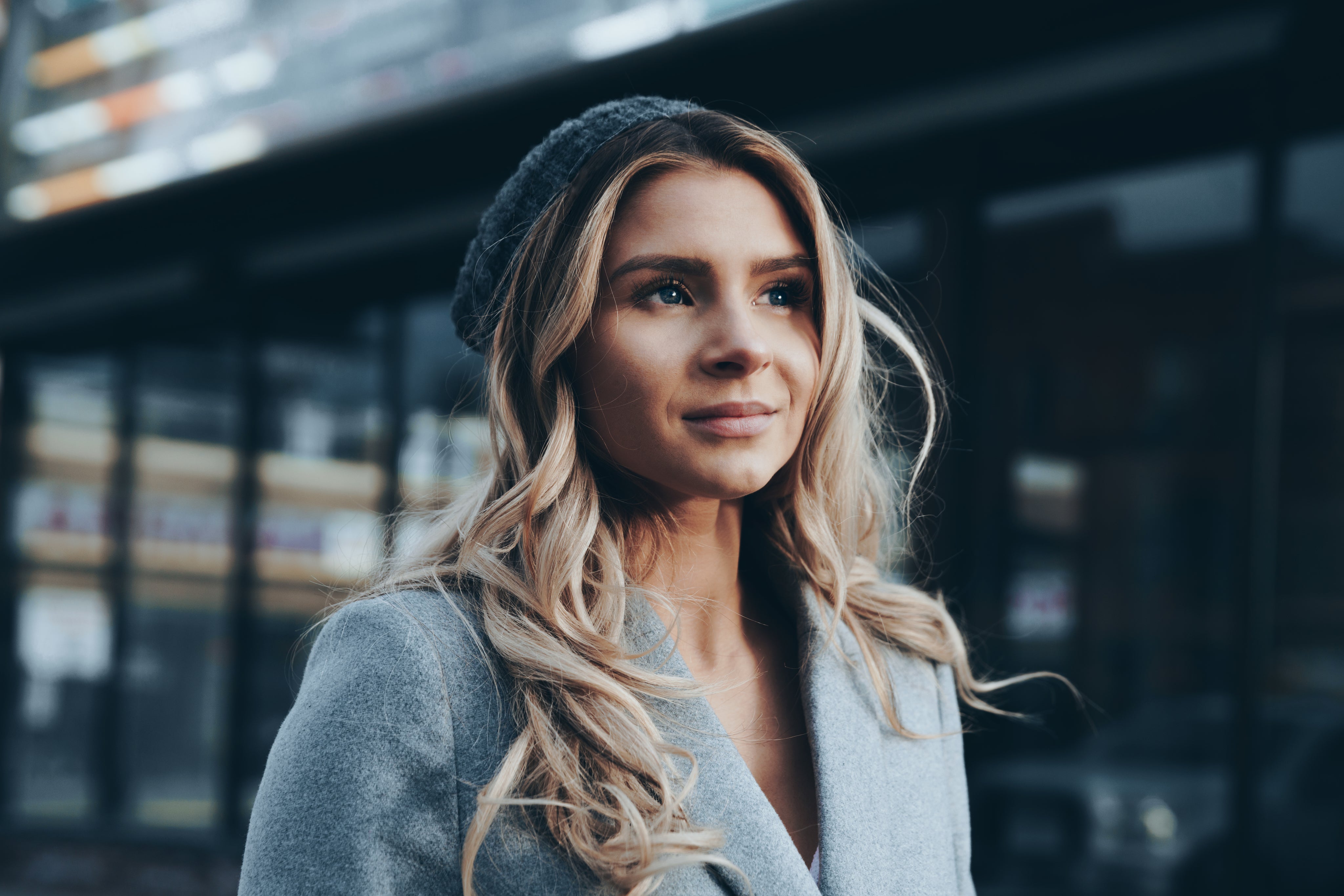 Giovane ragazza, sorride, vestita elegante,